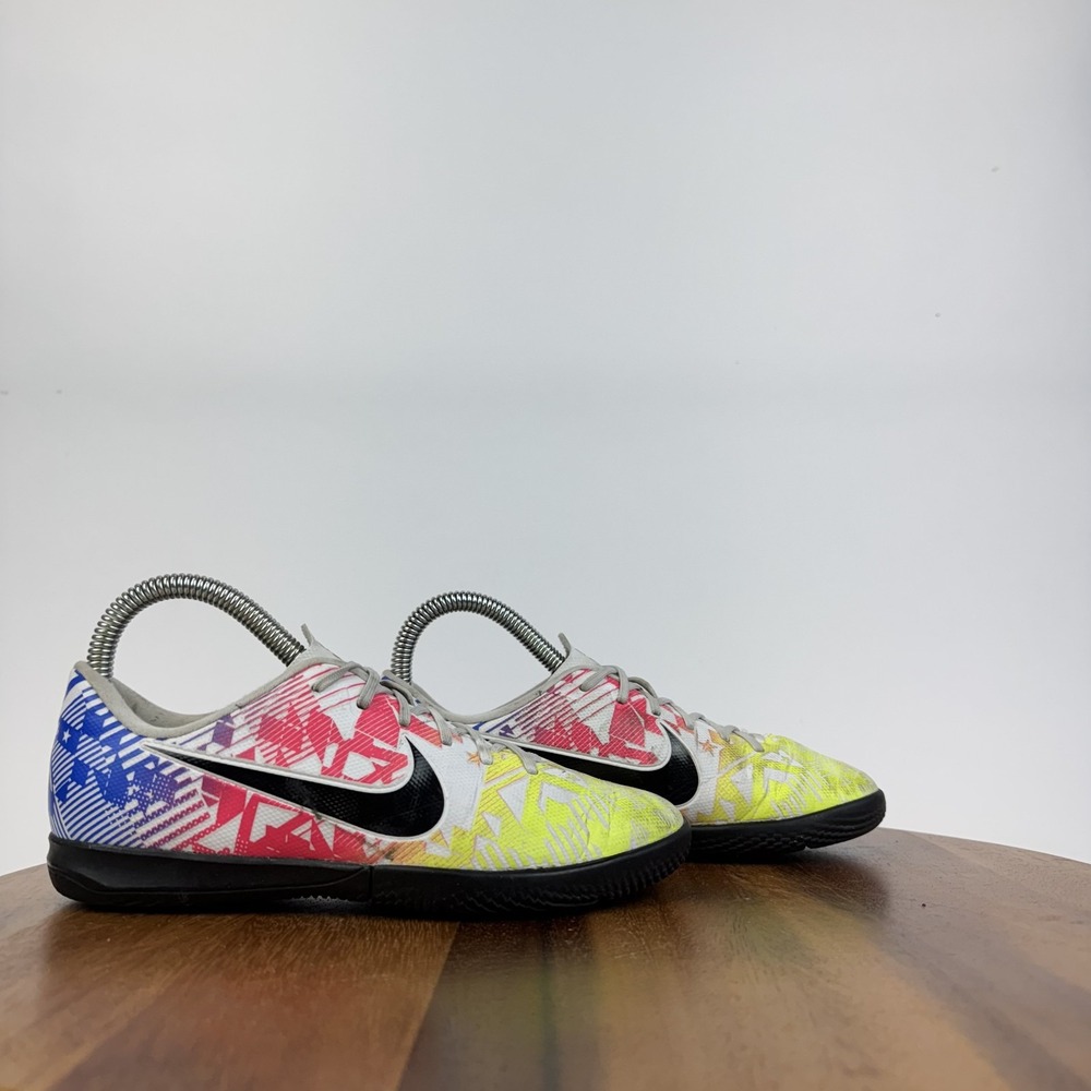 Big Kids Nike GS JR Vapor 13 Academy NJG IC Indoor Court Sneaker Size 3.5 Y GUC